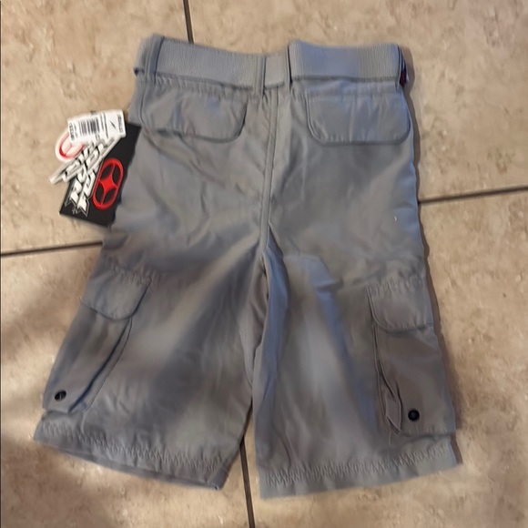 Gray Relaxed Fit Cargo Shorts with Belt Loops - Picture 4 of 4
